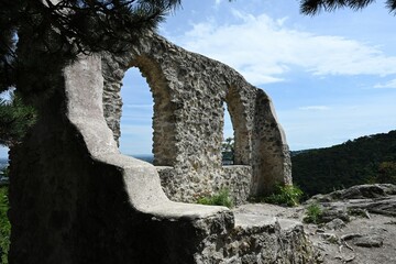 Künstliche Ruine, Mauer mit zwei Spitzbogenfenstern, auch Augengläser, Mödling, Österreich,...