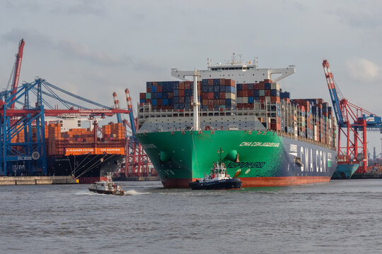 Der Containerriese CMA CGM Jacques Saad&eacute; wird im Parkhafen von Schleppern r&uuml;ckw&auml;rts an seinen Liegeplatz am Eurogate Terminal bugsiert. Hamburg, Deutschland am 28. September 2023.