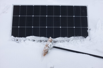 Freifegen eines PV-Moduls vom Schnee