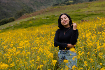 Entre Flores amarillas un chica atractiva ,La Esencia Radiante de una Vida Saludable,aire libre,estilo devida,camiseta negra