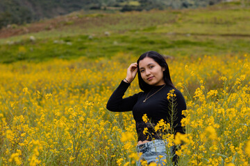 Entre Flores amarillas un chica atractiva ,La Esencia Radiante de una Vida Saludable,aire libre,estilo devida,camiseta negra