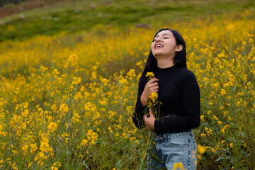 Naklejka na ściany i meble Entre Flores amarillas un chica atractiva ,La Esencia Radiante de una Vida Saludable,aire libre,estilo devida,camiseta negra