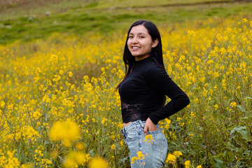 Entre Flores amarillas un chica atractiva ,La Esencia Radiante de una Vida Saludable,aire libre,estilo devida,camiseta negra