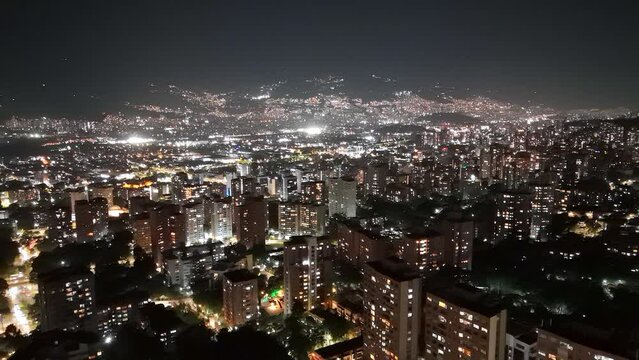 Video aéreo nocturno por la Ciudad de Medellín