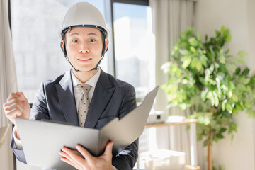 ヘルメットとスーツの男性