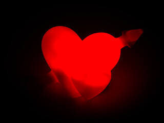 Una caja con forma de corazon de color rojo