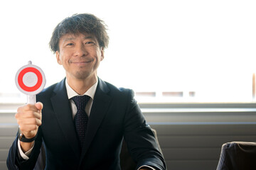 丸を出すミドルビジネスマン
