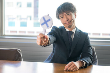 バツを出すミドルビジネスマン