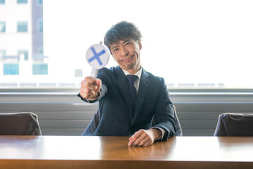 バツを出すミドルビジネスマン