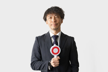 丸を持ったミドルビジネスマン
