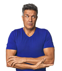 Obraz premium Middle-aged Latino man tired of a repetitive task.