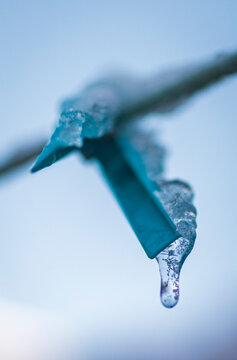 Car&aacute;mbano Hielo frio gota de agua helada pirul&iacute;s hielo en pinzas de la ropa