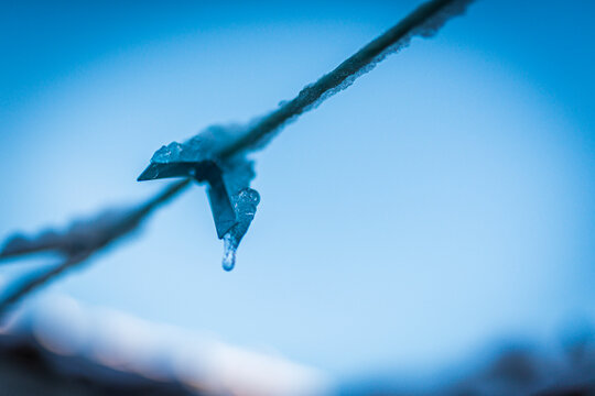 Car&aacute;mbano Hielo frio gota de agua helada pirul&iacute;s hielo en pinzas de la ropa