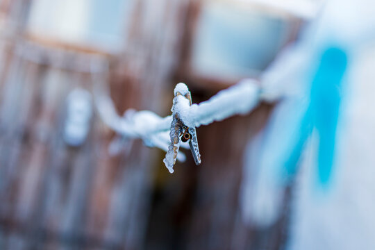 Car&aacute;mbano Hielo frio gota de agua helada pirul&iacute;s hielo en pinzas de la ropa