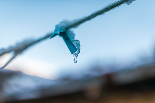 Car&aacute;mbano Hielo frio gota de agua helada pirul&iacute;s hielo en pinzas de la ropa