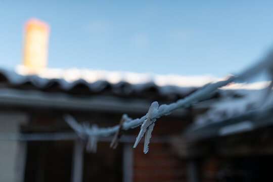 Car&aacute;mbano Hielo frio gota de agua helada pirul&iacute;s hielo en pinzas de la ropa