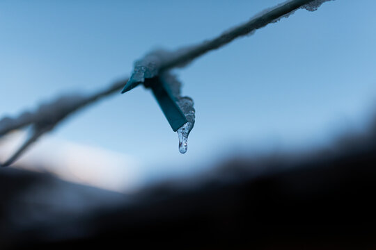 Car&aacute;mbano Hielo frio gota de agua helada pirul&iacute;s hielo en pinzas de la ropa