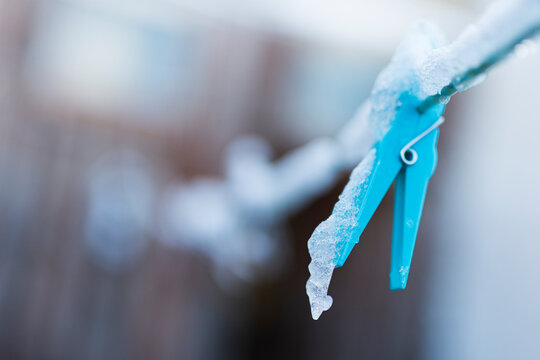 Car&aacute;mbano Hielo frio gota de agua helada pirul&iacute;s hielo en pinzas de la ropa