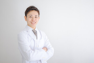 腕組みした爽やかな白衣の男性