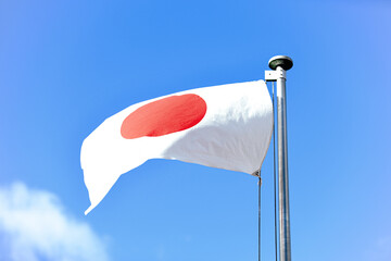 青空にはためく日本の国旗 - obrazy, fototapety, plakaty