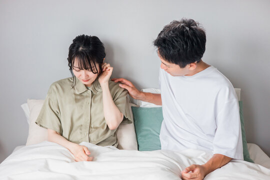 耳鳴り・耳・目眩・難聴・中耳炎に悩む女性と心配する男性
