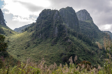 Obraz premium View of limestone mountains in Chiang Dao wildlife reserve area in Chiang Mai province of Thailand.