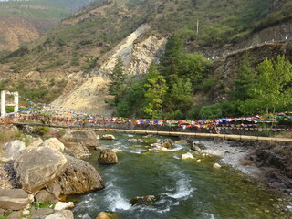 Naklejka premium パロからティンプーへ行く道中の橋 Tachog Lhakhang(tamchu) 