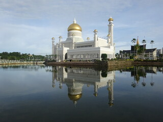 Fototapeta na wymiar スルタン・オマール・アリ・サイフディン・モスク　ブルネイ　Masjid Omar 'Ali Saifuddien, Brunei