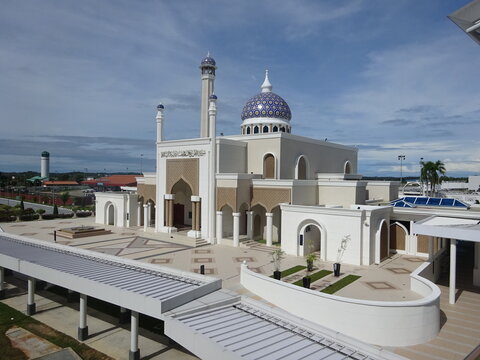 ブルネイ空港に隣接するモスク　a mosque beside at Brunei International Airport