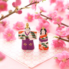 お雛祭り　ひな人形と桃の花　