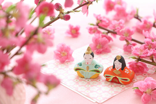 お雛祭り　ひな人形と桃の花　