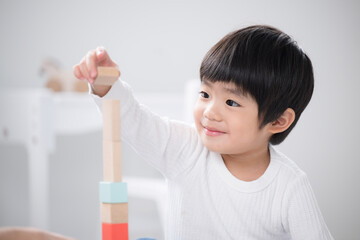 積み木で遊ぶ幼児 クローズアップ 子供の発達や子どもの成長のイメージ