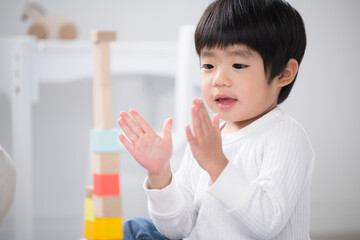 積み木で遊ぶ幼児 クローズアップ...