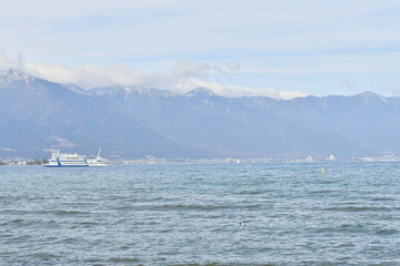 琵琶湖とクルーズ船