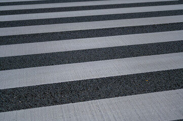 Fototapeta premium 都市の地面に描かれた横断歩道のストライプ模様