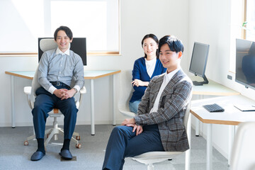 オフィスカジュアルの格好をした3人の男女