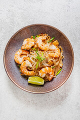 noodle with shrimps and lime