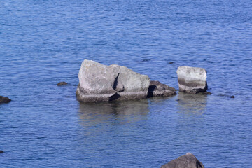 東京湾お台場海浜公園の波打ち際の岩礁模様