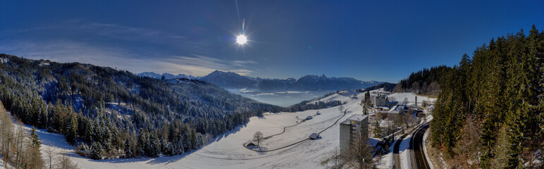 Blick über Heiligenschwendi in Richtung Thuner See, Schweiz, Januar 2024