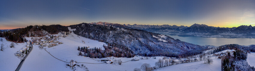 Blick über Heiligenschwendi in Richtung Thuner See, Schweiz, Januar 2024