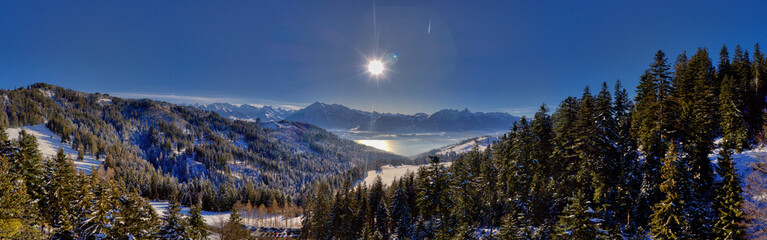 Blick über Heiligenschwendi in Richtung Thuner See, Schweiz, Januar 2024