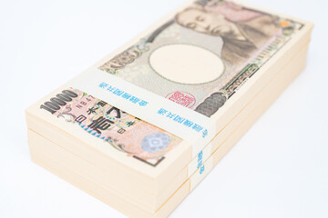 100万円の札束が3つ積みあがった様子　一万円札　経済