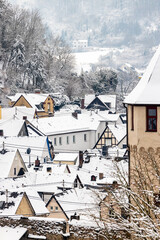 Mit Schnee bedeckte Dächer in Braubach am Rhein.