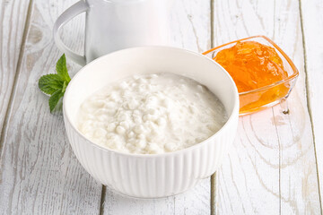 Grain curd with cream and jam