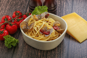 Pasta with vongole and tomato