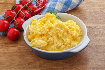 Scrambledd egg in the bowl