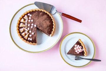バレンタインのお菓子　手作りチョコレート・タルト（ペールピンクの背景）