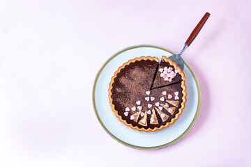 バレンタインのお菓子　手作りチョコレート・タルト（ペールピンクの背景）