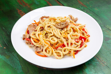 Wok noodles, noodles with beef, carrots and peppers in a creamy sauce.