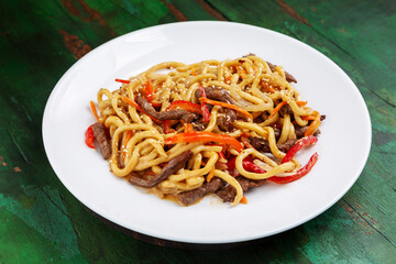 Wok noodles, noodles with beef, carrots and peppers in a creamy sauce.